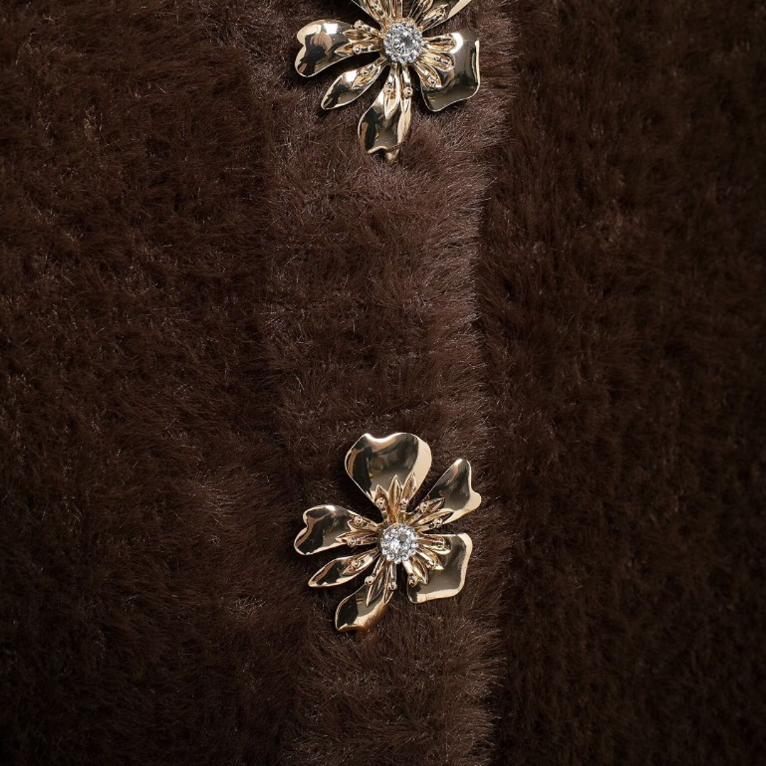Flauschiger Pullover mit Blumenknöpfen
